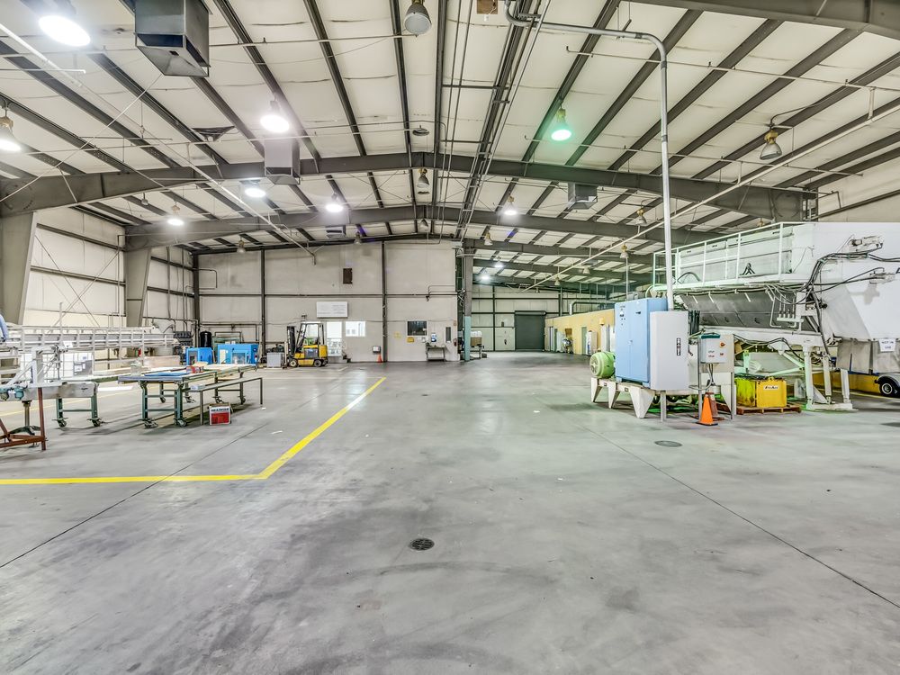 ±86,000 SF High Exposure Industrial Building on 2.42 Acres : 661 L St, Sanger, CA 93657
